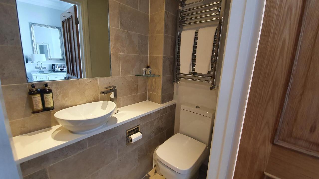 A Room With A View Brighton Exterior photo A modern bathroom